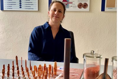 Katrin Möhler mit CEP Freiberg-Produkten: Schweißdüsen mit einem Kern aus „CEP DISCUP“, einer speziellen Kupferlegierung.