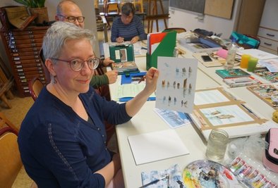 Stolz zeigt Conny Klose ihre Arbeit. Sie nimmt seit 2017 an den Aquarellmalkursen teil.