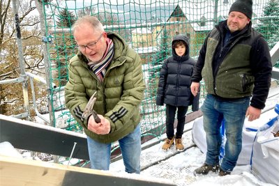 Manfred Jahn (l.) beim Richtfest für die "Neue Mitte" in Bernsbach, die inzwischen fertiggestellt ist. Auch in Bad Schlema will der Bauunternehmer investieren.