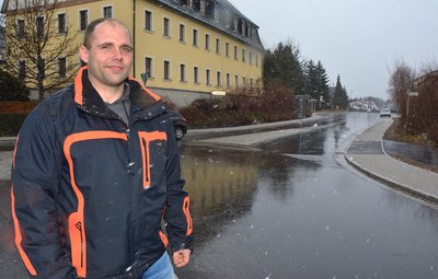 Das Foto zeigt ihn am neu ausgebauten Abschnitt der Chemnitzer Straße. Die Fortführung des Projekts zählt zu den wichtigsten Vorhaben der Gemeinde in diesem Jahr.