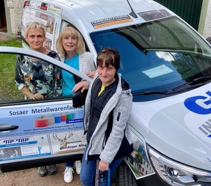 Das Team vom Bockauer Tierheim um Susanne Trommler, Ulrike Schubert und Diana Glöckner (v. l.) freut sich über das neue Auto.