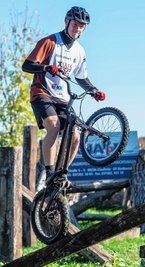 Auf dem Trial-Gelände in Diethensdorf hat Robin Lehnert mit seinen Trainingskollegen einen neuen Parcours errichtet. Nächste Woche geht es für den Mittelsachsen zur Weltmeisterschaft. 