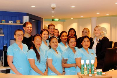 Oliver Oettel (zweiter von links) mit einigen Spa-Mitarbeiterinnen auf der Aidasol.