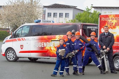 Stadtjugendfeuerwehrwart André Linko freut sich mit Kevin, Natalie, Christoph und Moritz über die neue Technik. 