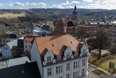 Das Interims-Rathaus Hauptstraße 5b (vorne im Bild) muss neun Monate länger angemietet werden. Hinten das historische Rathaus.