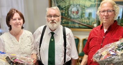 Die frühere Schwarzenberger Oberbürgermeisterin Heidrun Hiemer, Vereinsvorsitzender Peter Blechschmidt (Mitte) und Bauunternehmer Roland Mroß freuen sich gemeinsam über das gelungene Projekt. 