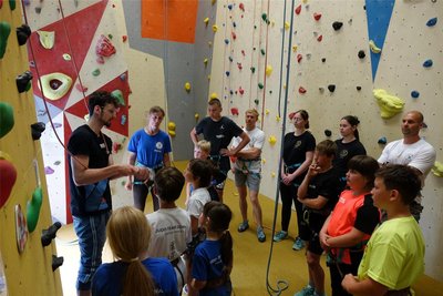 Die Judoka aus Gornau probierten sich auch im Klettern.