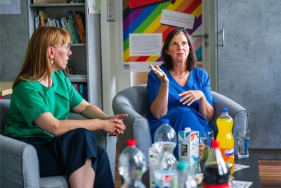 Heute in Chemnitz, morgen auf dem Leipziger CSD: Katja Maier und Katrin Göring-Eckardt.