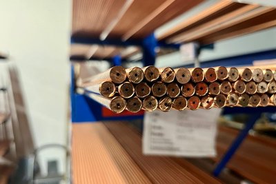 Im CEP Freiberg wird die Kupferlegierung „CEP DISCUP“ hergestellt – und in einem besonderen Verfahren zu Rohren mit einem Mantel aus einfachen Kupfer und einem DISCUP-Kern gepresst.
