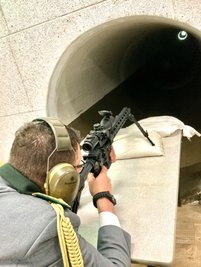 Rico Junghanns zielt am neuen Schießstand auf den winzigen Lichtpunkt oben rechts - er markiert das Ende der Betonröhre in 100 Metern Entfernung. 