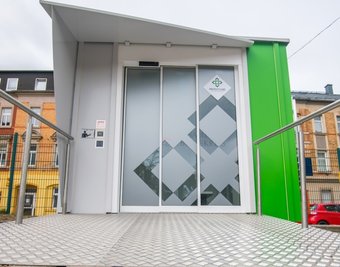 Am Landratsamt in Aue war diese "Protect Cube" genannte Besuchsbox im April 2021 aufgestellt worden. 