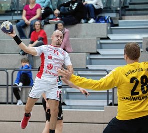 Für Marcel Gemeinhardt (am Ball) und den HC Einheit Plauen geht es nach drei Wochen Pause gleich mit einem Spitzenspiel in der Handball-Sachsenliga weiter.