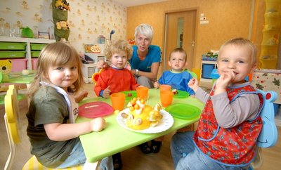 Am Montag nach dem ersten Mittagsschlaf in der neuen Kindertagesstätte "Salamander": Erzieherin Heike Schneider stellte in der Kindergartengruppe für Chanel, Lucius, Janco und Luca-Eric zur Vesperzeit einen Obst-Igel auf den Tisch.