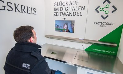Über einen Monitor konnten sich Besucher im Inneren von Behördenmitarbeitern beraten lassen.
