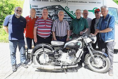 Die ehemalige Belegschaft der MZ-Versuchsabteilung, Thomas Hofmann, Michael Hunger, Werner Flade, Bernd Köhler, Klaus Wieland, Gunter Dünewald, Dieter Taube und Fred Meyer (v. l.).