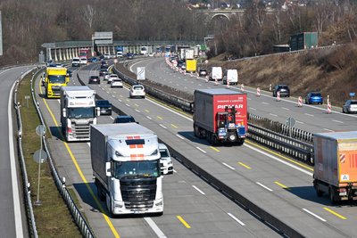 Auf der A 4 bei Chemnitz sind die Spuren schon seit einigen Tagen verlegt. Mittlerweile wird der Beton auf der Fahrbahn nach Dresden schon abgefräst.