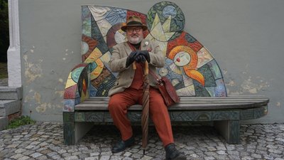 Lichtblau vor der Volkskunstschule in Oederan, wo er einen Aquarellmalkurs leitet und sein Wissen weitergibt. 