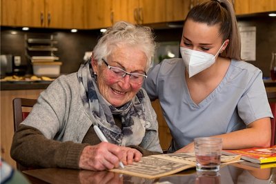 Leonie Seidel (r.) löst mit Annemarie Pomper Kreuzworträtsel. Die 21-Jährige absolviert bei der Diakonie Marienberg eine Ausbildung zur Pflegefachfrau. 