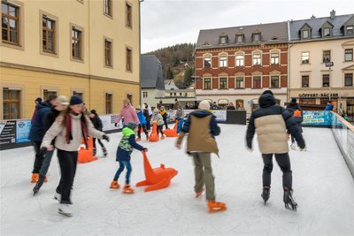 In der Olbernhauer Innenstadt lädt die Eisbahn noch bis zum 7. Januar zum Schlittschuhlaufen ein.