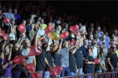 Der Fanclub der Rockband Silly machte beim Konzert im Naturtheater in Bad Elster mächtig Stimmung. 