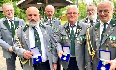 Leisteten die meisten ehrenamtlichen Stunden beim Bau der 100-Meter-Schießbahn: Helmut Unger, Matthias Blechschmidt, Viktor Jentzsch, Jürgen Illert, Peter Blechschmidt und Heinz Wels (von links). Außerdem wurde Wolfgang Blechschmidt für seinen besonderen Einsatz geehrt. 