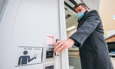 Einlass gab es mit einem QR-Code, der an der Tür eingescannt wurde. Im Foto zu sehen ist Jan Wabst, Chef der Firma Seiwo Technik, beim Probelauf.