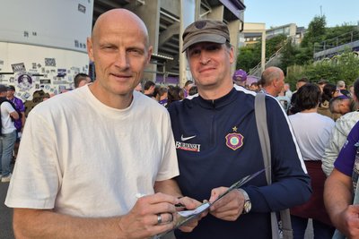 Alexander Fichtner (rechts) holte sich auch von Sportgeschäftsführer Matthias Heidrich ein Autogramm.