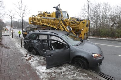 Am Dienstagvormittag bohrte sich in Plauen ein Kranwagen in einen Golf.