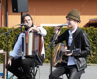 Die Musiker Thomas "Rups" Unger und Toni Kraus, bekannt durch  "De Randfichten", sorgten vor dem Azurit-Seniorenzentrum "Alte Zwirnerei" für eine ausgelassene Stimmung.