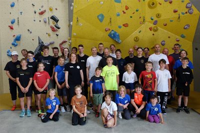 Gruppenbild der Zeltlageristen in der Boulderhalle.