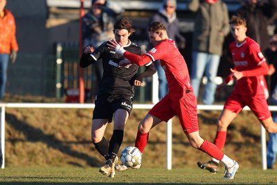 Auch beim FSV Zwickau kam Leon Asseth (rechts im Zweikampf mit Anton Harbaum von Budissa Bautzen bei einem Testspiel) oft als Feldspieler zum Einsatz.