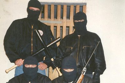 NSU-Helfernetz-Koordinator Thomas Starke (hinten rechts) mit drei weiteren damals posenden Neonazis aus dem Chemnitzer Unterstützerumfeld. Jan W. (hinten links) soll die erste Schusswaffe für den NSU im Untergrund besorgt haben, Hendrik L. (vorn rechts) zahlte Mundlos im Untergrund Geld für einen T-Shirt-Entwurf.