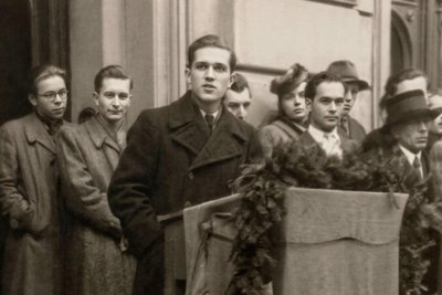 Hans Brenner spricht im November 1949 zur Namensweihe der Martin-Andersen-Nexö-Schule.