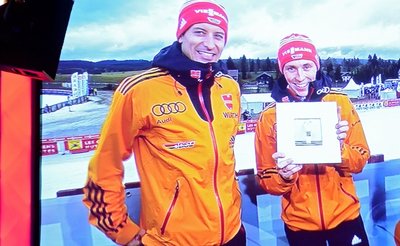 Björn Kircheisen (l.) überreichte seinem Teamgefährten Eric Frenzel im Weltcuport Chaux-Neuve (Frankreich) die Krone aus Meißner Porzellan.