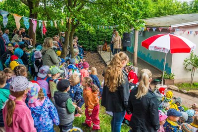 Die Kinder der Kita „Kinderland“ warteten aufgeregt auf ihren Bühnenauftritt mit Tanz und Gesang.