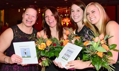 Vier Siegerinnen strahlten mit ihren Trophäen um die Wette: Kugelstoßerin Christina Schwanitz sowie vom Dresdner SC die Volleyballerinnen Katharina Schwabe, Steffi Kuhn und Chloe Ferrari (v. l.), die gleichfalls erstmals gewannen. Das gesamte Team fehlte jedoch, weil es gleichzeitig in der Bundesliga bei Vilsbiburg mit 3:0 gewann. Damit gelang im 15. Saisonspiel der 15. Sieg.