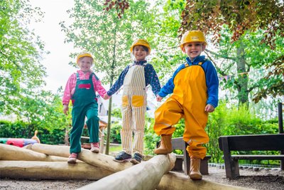 Lina Dost (v.l.), Lotta Baar und Miko Conrad aus der Kita „Kinderland“ zeigen noch einmal, wie in etwa die Bauarbeiter, die in den vergangenen Monaten an der Kita zugange waren, ausgesehen haben.