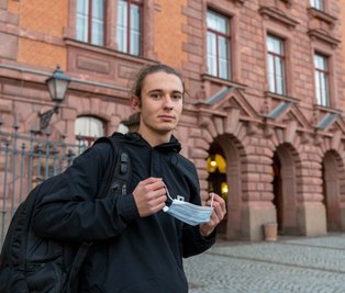 Attila Grafe ist Pressesprecher des Kreisschülerrats Mittelsachsen und lernt am Rochlitzer Johann-Mathesius-Gymnasium. Gefragt danach, wie es den Schülerinnen und Schülern derzeit in der Pandemie geht, sagt er unter anderem: Maske im Unterricht zu tragen ist im Vergleich zur Schulschließung das kleinere Übel. 