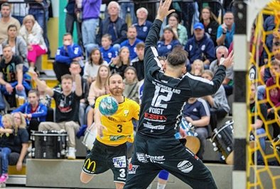 Gegen den HC Burgenland hatte der SV 04 Oberlosa (am Ball Pascal Ebert) eine lange Durststrecke beendet. Nun steht für die Schwarz-Gelben das schwere Auswärtsspiel in Halle auf dem Programm.
