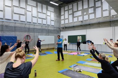 Mit Hendrik Heinzmann, Geschäftsführer der Sportivation Leipzig GbR, Kooperationspartner der IKK Classic, absolvierten die Berufsschüler eine Trainingseinheit. 