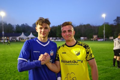 Beim Freundschaftsspiel zur Flutlichteinweihung beim SV Lok Glauchau-Niederlungwitz hütete Leon Asseth (links neben dem Lok-Torschützen Tom Gündel) am 30. April das FSV-Tor.