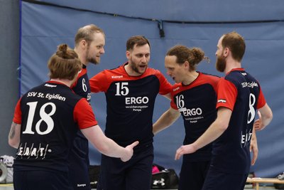 Die Volleyballer aus St. Egidien – im Bild eine Jubelszene aus dem Heimspiel gegen Colditz – stehen vorerst an der Tabellenspitze der Sachsenklasse.