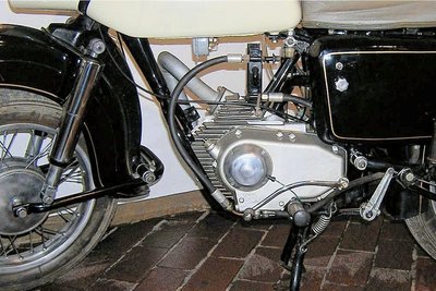 Eine MZ-Eigenentwicklung mit Dreikammer-Kreiskolbenmotor: MZ KKM 175 Prototyp, Baujahr 1965, Leistung 24 PS, Viergang-Getriebe, Höchstgeschwindigkeit 140 km/h. Das Fahrgestell stammt von der MZ ES 250/2