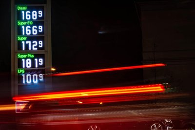 Preistafel an Tankstelle vor dem Jahreswechsel: vom Allzeithoch zu Beginn des Ukrainekrieges weit entfernt.