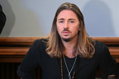 Gil Ofarim im Prozess wegen falscher Verdächtigung und Verleumdung. Der Musiker hatte im Oktober 2021 in einem Video Antisemitismus-Vorwürfe gegen ein Leipziger Hotel erhoben. Im Prozess räumte er ein, alles nur erfunden zu haben.