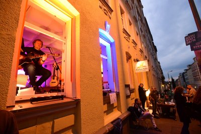 Fensterkonzert am Samstagabend am Lesecafé "Kaffeesatz" an der Zietenstraße.