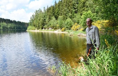 Peter Schmidt ist Revierförster des Forstreviers Hundshübel, in dem die Talsperre Eibenstock liegt. Dort schaut er oft nach dem Rechten, an seiner Seite ist dabei immer Ophelia, eine acht Jahre alte Westfälische Dachsbracke. 
