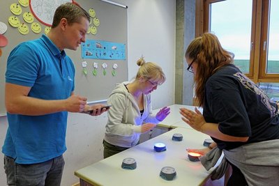 An einem Reaktionstest nahmen Liane Burkhardt (M.) und Josephine Klingenberger teil. Die Zeit stoppte Maximilian Eckert, verantwortlicher Gesundheitsmanager bei der IKK, der das Projekt am BSZ mit organisiert hat. 