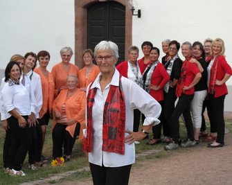 Der Zettlitzer Frauenchor mit Frontfrau Gisela Kramer (vorn) legte fürs Foto Auftrittskleidung aus drei Jahrzehnten an. 