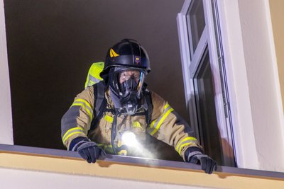 Feuerwehrleute waren mit schwerem Atemschutz in einem Wohnhaus im Einsatz.